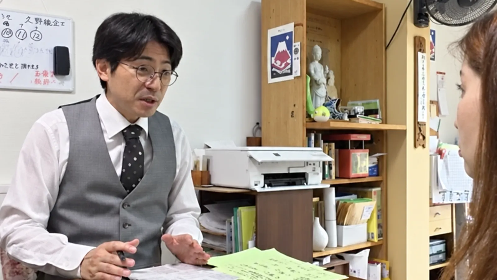 テーブルで名付けを相談する男女