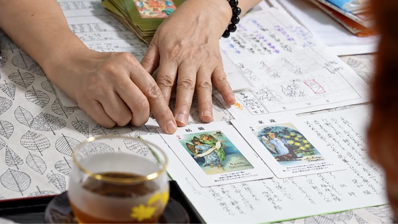 桜並木の道にたたずむ女性